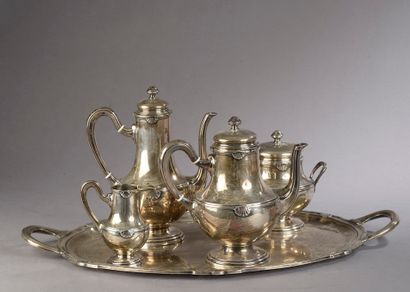 null *A plain silver tea and coffee set decorated with stylized shells (some shocks)...