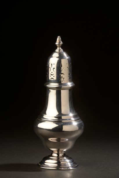 Baluster saupoudroir in plain silver on a...