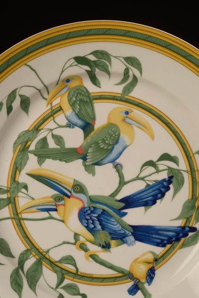 null HERMÈS.

Ensemble en porcelaine polychrome modèle "Toucan" comprenant un plat...