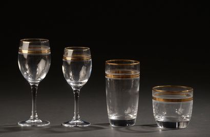 null Partie de service de verres en cristal à décor gravé de frise pastillée et de...