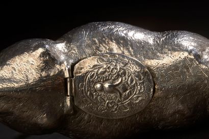 null Cow forming an engraved silver cup, the back provided with a mobile lid decorated...
