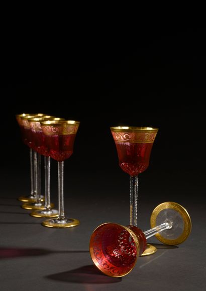 null SAINT-LOUIS.

Suite de six verres à vin du Rhin en cristal modèle "Thistle",...