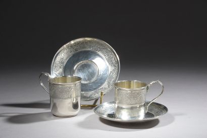 null Paire de tasses et leur sous-tasses en argent à décor gravé de bandeaux feuillagés....