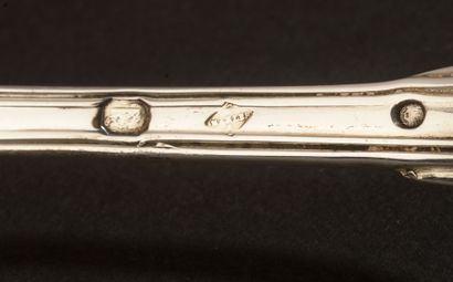 null Douze petites cuillères en argent modèle filet.

Paris, 1819-1838 - Maître-orfèvre...