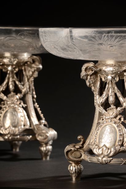 null Léon LAPAR Paris (active from 1899 to 1912).

Pair of important display stands,...