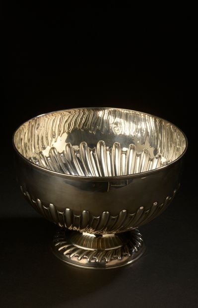 null A large silver cup on a pedestal with a half-body.

England, London, 1907 or...