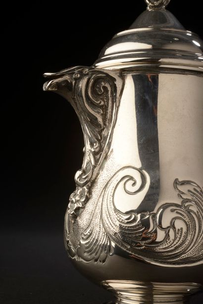 null Paire de cafetières sur piédouche en argent à décor en repoussé de volutes feuillagées.

Angleterre,...