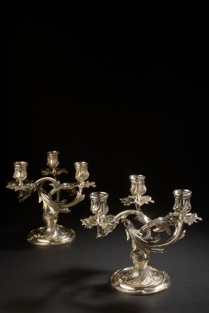 null CHRISTOFLE.

Paire de chandeliers à trois bras de lumière mouvementés en bronze...