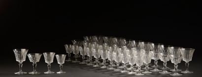 null 
BACCARAT.


Partie de service de verres en cristal modèle "Piccadilly". Elle...