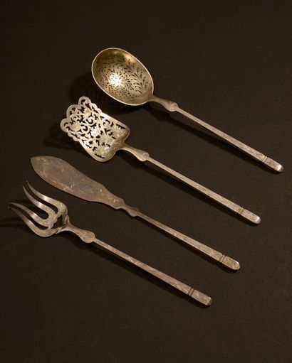null Candy set composed of four silver pieces with engraved foliage.

Marked : Minerve...