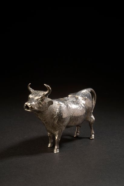 null Vache formant coupe en argent gravé, le dos muni d'un couvercle mobile à décor...