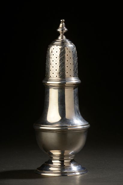 null Baluster saupoudroir in plain silver on a pedestal with a turlupet. The lid...