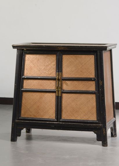 null CHINA, 20th century.

Trapezoidal piece of furniture with a blackened wood and...