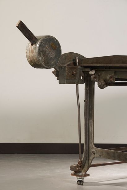 null Industrial metal shears forming a sideboard (mounted on wheels). 

 Height :...