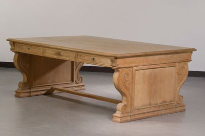 null Important rectangular desk in moulded and carved oak with acanthus leaves, the...