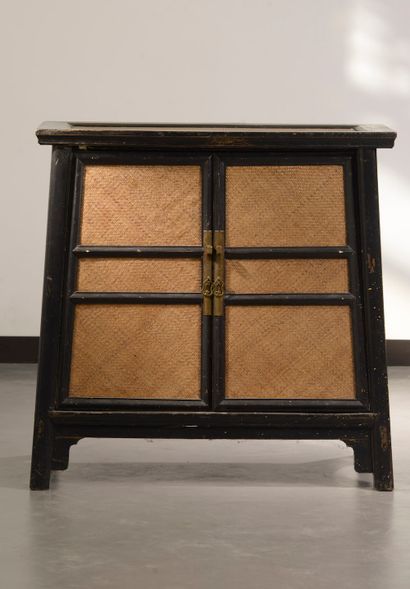 null CHINA, 20th century.

Trapezoidal piece of furniture with a blackened wood and...