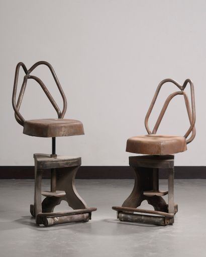 Pair of chairs in oxidized metal, the swivel...