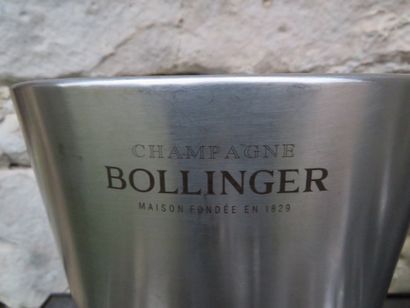 null 
Paire de seaux à champagne siglés "CHAMPAGNE BOLLINGER MAISON FONDÉE EN 1829"...