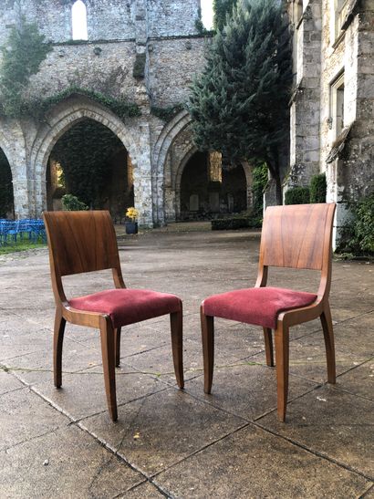 null Paire de chaises en bois naturel et bois placage, le dossier légèrement incliné...