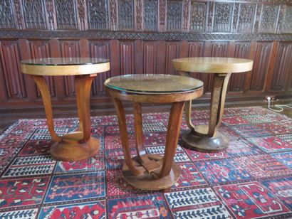 null Set including : 

- pair of tripod pedestal tables in oak, the circular top,...