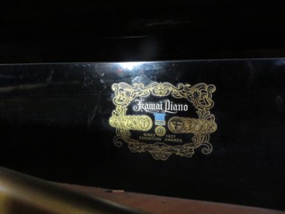 null 
K.KAWAI modèle KG 2C Piano quart de queue en bois laqué noir, reposant sur...