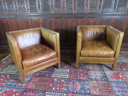 null Pair of quadrangular club chairs, walnut frame, full armrests, pegged legs,...
