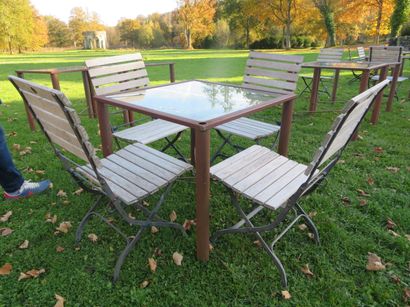 Square table with glass top and 4 chairs

h...