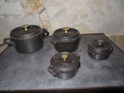 null 
LA COCOTTE - STAUB Ensemble de cocottes individuelles en fonte de tailles diverses...