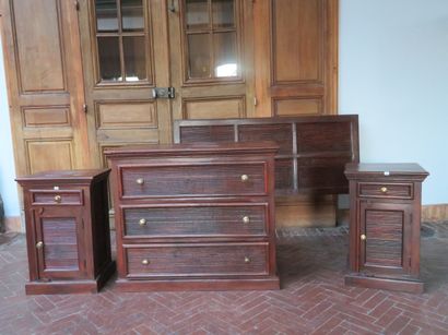 Set including : 

- Natural wood chest of...