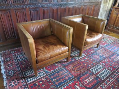 null Pair of quadrangular club chairs, walnut frame, full armrests, pegged legs,...