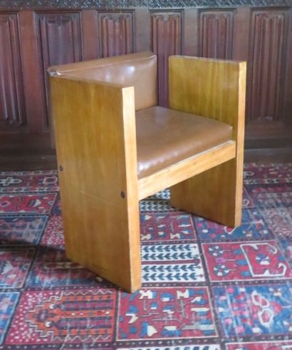 null Fauteuil en bois naturel, les accotoirs et les pieds d'un seul tenant rectangulaire,...