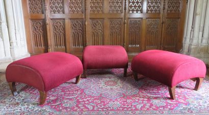 null Suite de trois larges poufs quadripodes, la garniture de velours rouge moucheté...