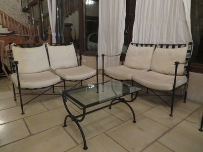 Set including : 

- two wrought iron benches,...