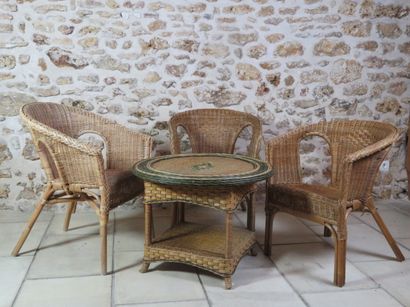 Set including : 

- three woven rattan armchairs...