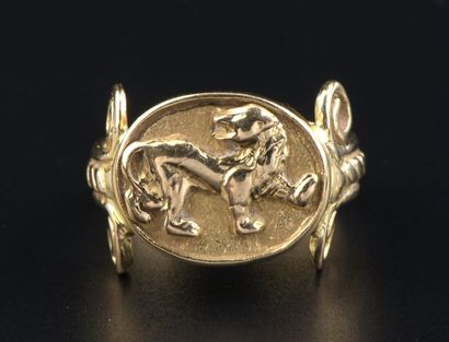 null Ring in 18k yellow gold, the oval bezel decorated with a lioness, the ring godronné.

Finger...