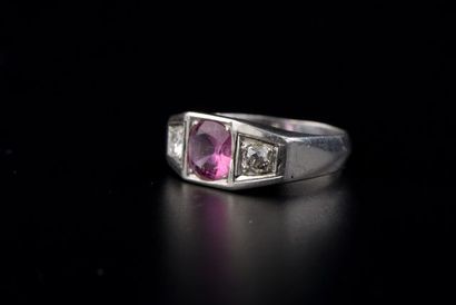 null *Tank ring in platinum 850 thousandths adorned with an oval faceted pink tourmaline...
