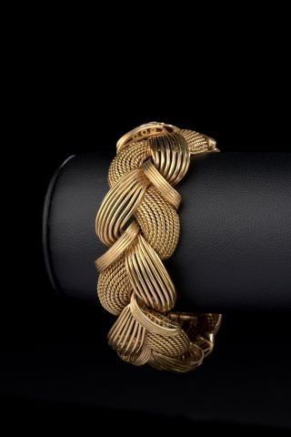 null Yellow gold bracelet 18k composed of several strands twisted or plain braided...