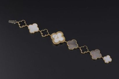 null VAN CLEEF ARPELS.

Montre bracelet de dame en or jaune 18k modèle "Alhambra",...