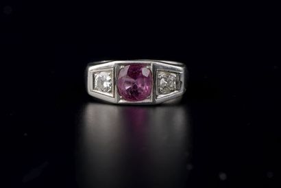 null *Tank ring in platinum 850 thousandths adorned with an oval faceted pink tourmaline...