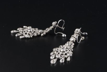 null Pair of ear clips in silver 800 thousandths composed of an articulated and openwork...