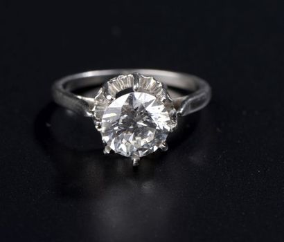 null Bague solitaire en platine 850 millièmes griffée d'un diamant rond taille brillant...
