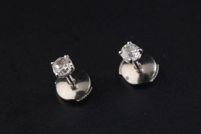 null Paire de boutons d'oreilles en or gris 18k griffées d'un diamant de forme coussin...
