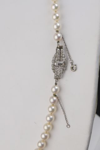 null Necklace of sixty-seven cultured pearls in fall, the clasp in platinum 850 thousandths...