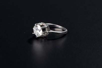null Bague solitaire en platine 850 millièmes griffée d'un diamant rond taille brillant...