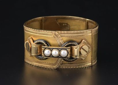 null Bracelet manchette articulé en or jaune 18k à décor d'une ceinture finement...