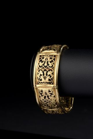 null Bracelet articulé en or jaune 18k composé de sept maillons ajourés à décor de...