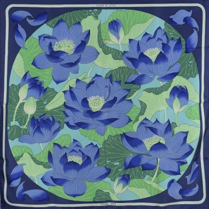 null HERMÈS Paris.

Carré de soie "Fleurs de lotus", dans les tons bleus et verts,...