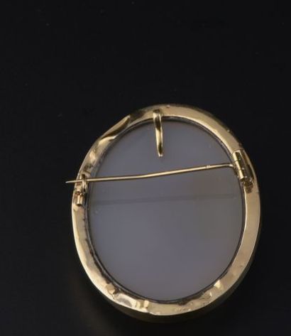 null An 18k yellow gold oval pendant brooch with a chalcedony cameo decorated with...