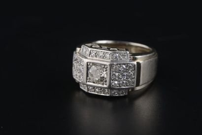 null Bague tank en or gris 18k et platine 850 millièmes ornée d'un diamant taille...