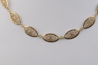 null Long necklace in 18k yellow gold with thirty-six oval filigree links alternating...